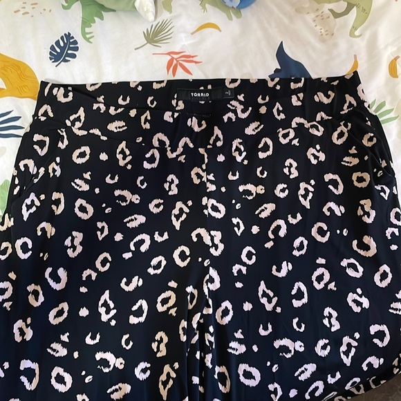 Torrid Studio Knit Tapered Pant Black Leopard Size 2 (2X) - Picture 6 of 7